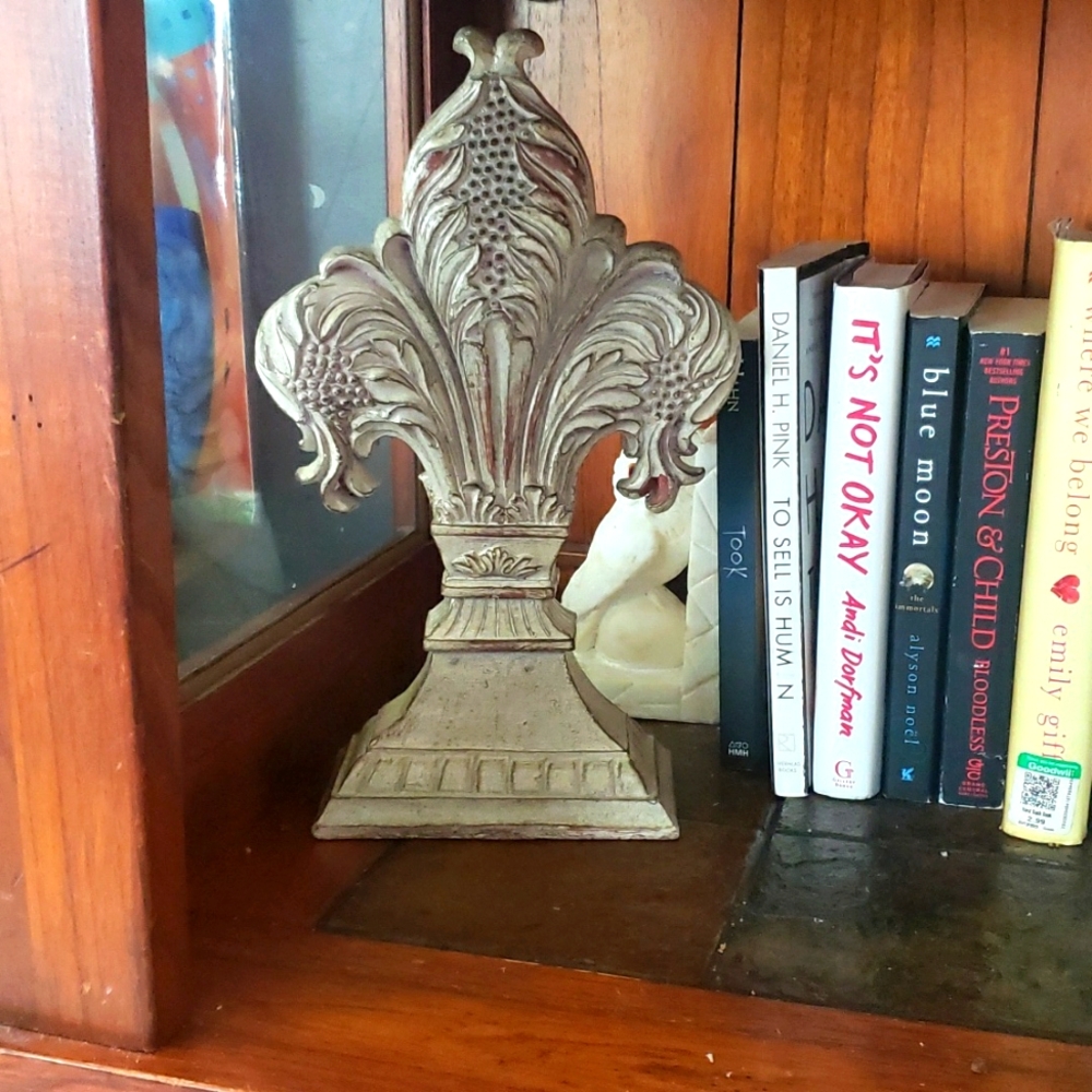 Fleur de lis decor